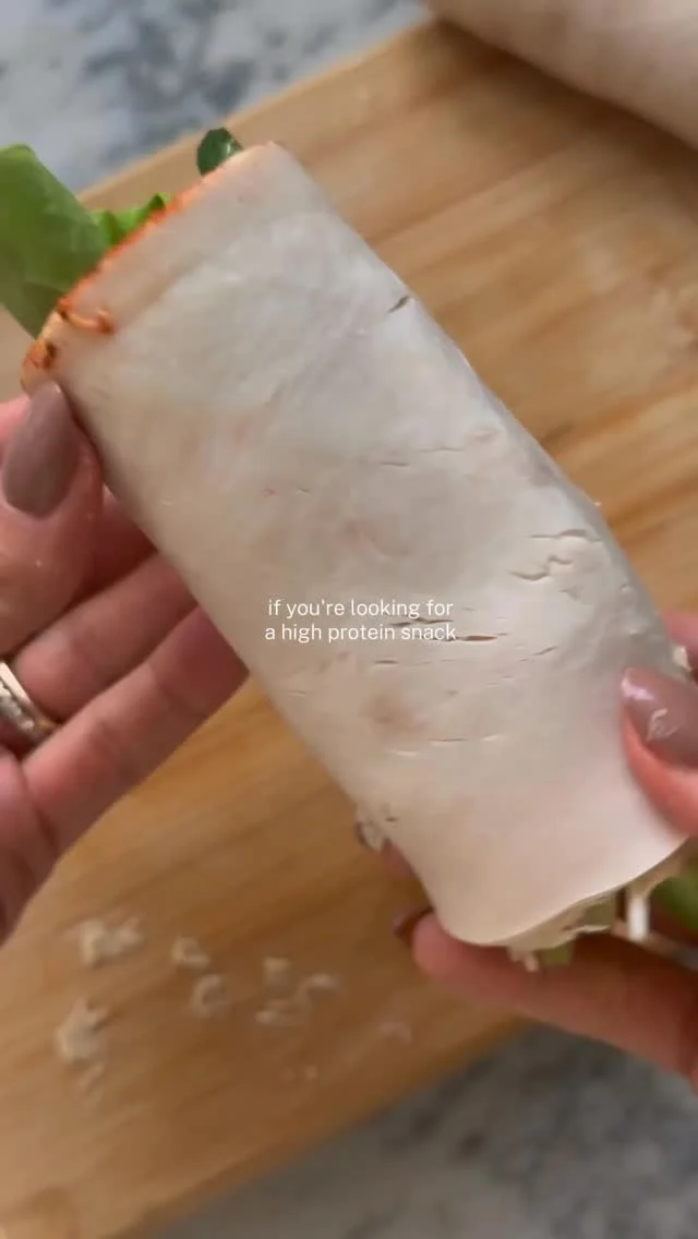 TURKEY HUMMUS ROLL UPS // one of the easiest high-protein snacks—these turkey roll ups are crunchy, creamy, and incredibly satisfying. Packing in 25 grams of protein, this is a great snack option that won’t spike your blood sugar.

3 oz turkey (about 2–4 slices)
2 tbsp hummus
Cucumbers
Lettuce

Spread on the hummus, layer in the veggies, roll them up, and enjoy!

Deli meat gets a bad rap, but it’s really the added nitrates and nitrites you want to watch for. Look for turkey made with just a few simple ingredients like turkey, vinegar, and salt—and you’ve got a clean, easy way to fuel up. 👏🏼

#nourishedbynutrition #hormonehealth #hormonebalance #highproteinsnack #highprotein #lowcarbsnack #healthysnack